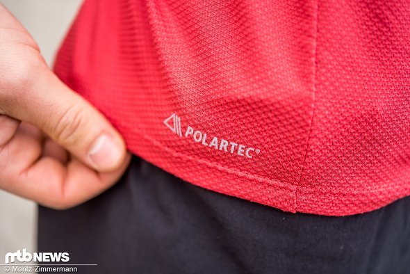 Der Torso ist aus aus luftdurchlässigem Polartec-Material gefertigt und ebenfalls sehr flexibel, aber deutlich weicher. Der Torso ist aus aus luftdurchlässigem Polartec-Material gefertigt und ebenfalls sehr flexibel, aber deutlich weicher.