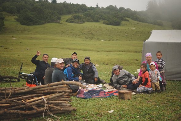 Eine Familie trifft sich mitten im Tian Shan zu Hühncheneintopf und Vodka. Wir müssen natürlich mittrinken... Eine Familie trifft sich mitten im Tian Shan zu Hühncheneintopf und Vodka. Wir müssen natürlich mittrinken...