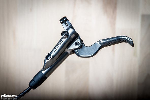 Schlank und abgespeckt: Gegenüber der XTR Trail (M9020) verfügt die XTR Race über einen Magnesium Geberzylinder Schlank und abgespeckt: Gegenüber der XTR Trail (M9020) verfügt die XTR Race über einen Magnesium Geberzylinder
