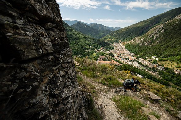 Schiefergestein und ganz scharfe Switchbacks. Schön für die Optik, anstrengend für die Fahrer. Schiefergestein und ganz scharfe Switchbacks. Schön für die Optik, anstrengend für die Fahrer.