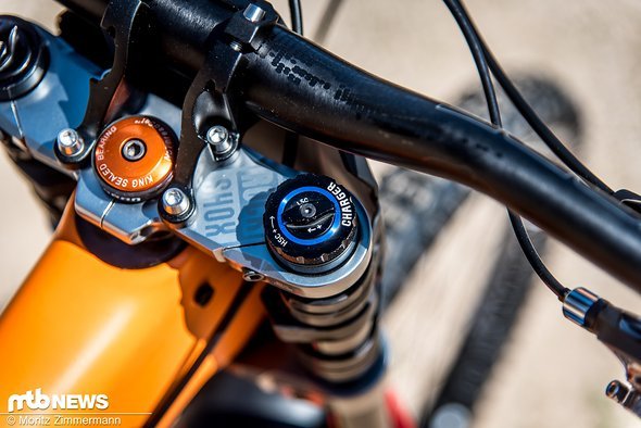 Im Gegensatz zu einigen anderen 29ern, die wir in den Pits gefunden haben, sind die Brücken der RockShox Boxxer WC 29"-Federgabel bei Connors Bike fast ganz rausgezogen. Im Gegensatz zu einigen anderen 29ern, die wir in den Pits gefunden haben, sind die Brücken der RockShox Boxxer WC 29"-Federgabel bei Connors Bike fast ganz rausgezogen.