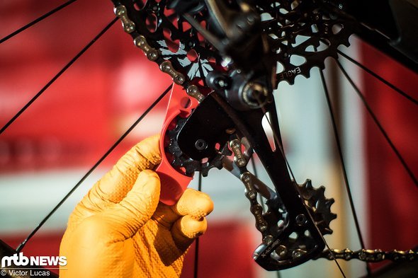 Die rote Plastikschablone hilft bei der Einstellung des „Chain Gap“ Die rote Plastikschablone hilft bei der Einstellung des „Chain Gap“