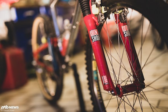 Ursprünglich hatte die RockShox Judy 80 mm Federweg, bei der WM in Kirchzarten fuhr ich jedoch eine getunte Version mit 100 mm Federweg Ursprünglich hatte die RockShox Judy 80 mm Federweg, bei der WM in Kirchzarten fuhr ich jedoch eine getunte Version mit 100 mm Federweg