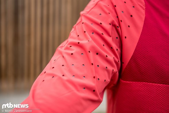 Lasergeschnittene Belüffnungsöffnungen im oberen Armbereich sorgen für eine ideale Frischluft-Zufuhr. Lasergeschnittene Belüffnungsöffnungen im oberen Armbereich sorgen für eine ideale Frischluft-Zufuhr.