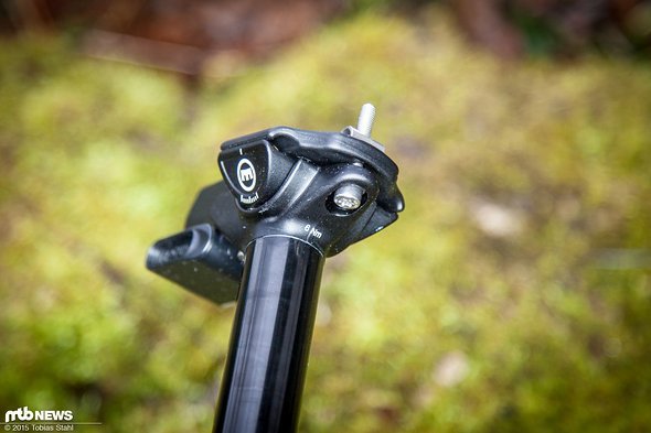 Der Stützenkopf klemmt den Sattel konventionell über zwei Schrauben (Torx T25) Der Stützenkopf klemmt den Sattel konventionell über zwei Schrauben (Torx T25)