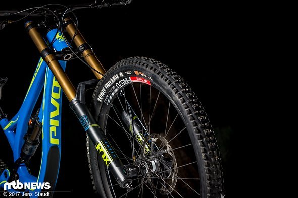 Das Pivot Phoenix ist mit der Fox Float 40 RC2 Federgabel und dem Fox Float X2 Dämpfer sehr nobel ausgestattet … Das Pivot Phoenix ist mit der Fox Float 40 RC2 Federgabel und dem Fox Float X2 Dämpfer sehr nobel ausgestattet …