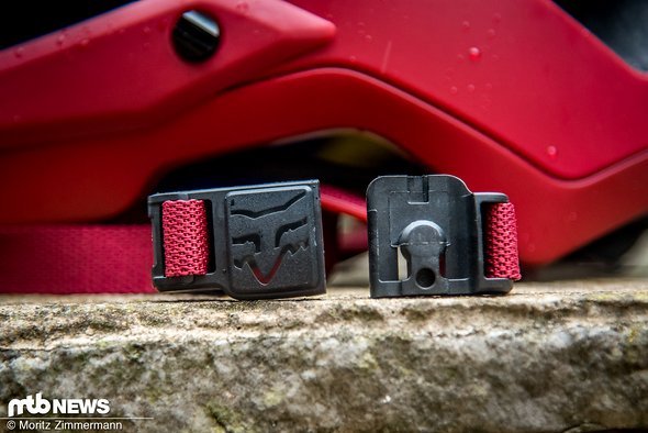 Die teurere MIPS-Ausführung setzt auf einen magnetischen Fidlock-Verschluss, der sich bequem einhändig bedienen lässt. Die teurere MIPS-Ausführung setzt auf einen magnetischen Fidlock-Verschluss, der sich bequem einhändig bedienen lässt.