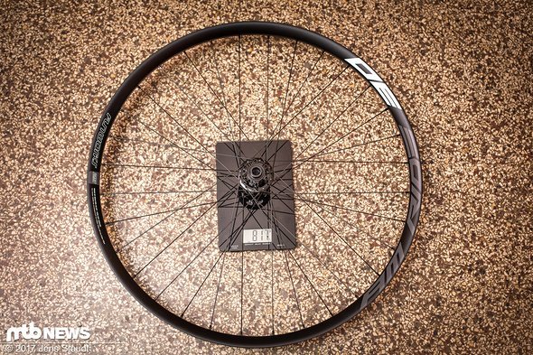 Mit 817 g ist das Vorderrad des Fun Works AM Ride 30 nicht besonders schwer für den empfohlenen Einsatzbereich. Mit 817 g ist das Vorderrad des Fun Works AM Ride 30 nicht besonders schwer für den empfohlenen Einsatzbereich.