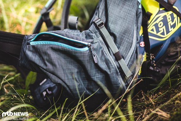 Die großen Hüfttaschen bieten schnell Zugriff auf die wichtigsten Dinge ohne den Rucksack absetzen zu müssen Die großen Hüfttaschen bieten schnell Zugriff auf die wichtigsten Dinge ohne den Rucksack absetzen zu müssen