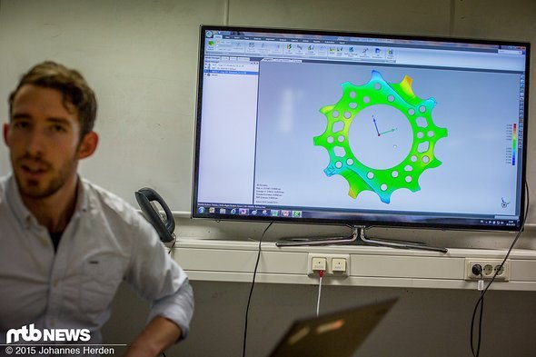 Ziemlich durchlöchert: So sieht das 12-Ritzel mit Pin-Aufnahmen aus. Im Programm Geomagic Control wird dargestellt, wo zuviel Material und wo zuwenig Material vorhanden ist Ziemlich durchlöchert: So sieht das 12-Ritzel mit Pin-Aufnahmen aus. Im Programm Geomagic Control wird dargestellt, wo zuviel Material und wo zuwenig Material vorhanden ist