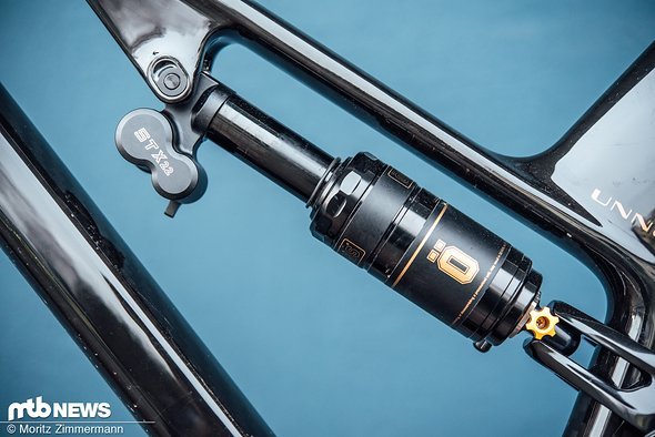 Der Öhlins STX 22 Air-Dämpfer kontrolliert 160 mm Federweg und bietet großzügige Verstellmöglichkeiten. Der Öhlins STX 22 Air-Dämpfer kontrolliert 160 mm Federweg und bietet großzügige Verstellmöglichkeiten.