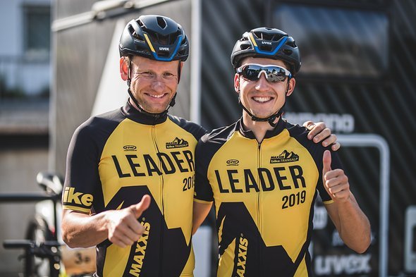 Die Mannen in Gelb - Urs Huber und Simon Stiebjahn mit Daumen hoch vor der Etappe mit dem klaren Ziel die Führung zu verteidigen Die Mannen in Gelb - Urs Huber und Simon Stiebjahn mit Daumen hoch vor der Etappe mit dem klaren Ziel die Führung zu verteidigen