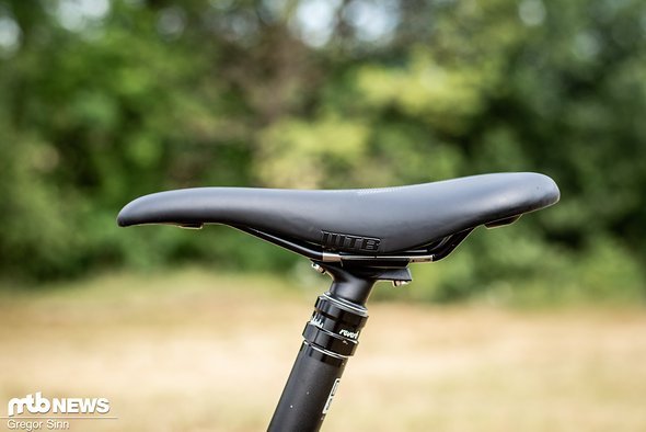 Der WTB Silverado-Sattel wird über eine RockShox Reverb-Variostütze mit 150 mm Hub in der Höhe verstellt. Der WTB Silverado-Sattel wird über eine RockShox Reverb-Variostütze mit 150 mm Hub in der Höhe verstellt.