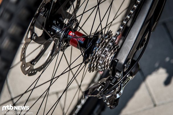 Die Shimano Ultegra-Kassette stammt eigentlich aus dem Rennrad-Bereich und wurde auf 8 Gänge runtergekürzt. Die Shimano Ultegra-Kassette stammt eigentlich aus dem Rennrad-Bereich und wurde auf 8 Gänge runtergekürzt.