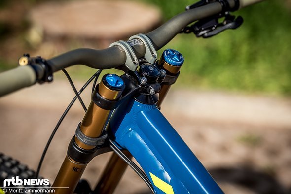 Weil der Aluminium-Prototyp kürzer als sein 650b Carbon-Bike ist, fährt Eddie einen speziellen Steuersatz Weil der Aluminium-Prototyp kürzer als sein 650b Carbon-Bike ist, fährt Eddie einen speziellen Steuersatz
