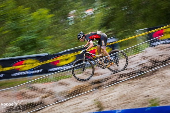 Patrick Scholze von den Bad Bikers im Rockgarden mit dem absolut richtigen Gerät.
Meist fährt das Fahrerfeld aber bewährte Hardtails. Patrick Scholze von den Bad Bikers im Rockgarden mit dem absolut richtigen Gerät.
Meist fährt das Fahrerfeld aber bewährte Hardtails.