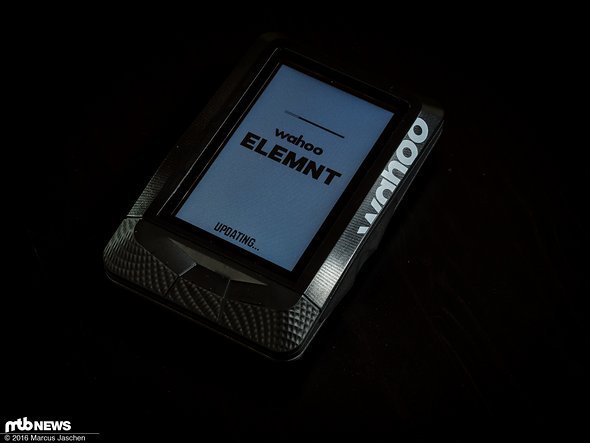 Nach dem ersten Start gibt es direkt ein Software-Update für den ELEMNT Nach dem ersten Start gibt es direkt ein Software-Update für den ELEMNT