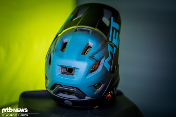 Insgesamt wirkt der Helm in seiner Grundform sehr stimmig – neben dieser Farbvariante gibt es noch fünf weitere Colorationen Insgesamt wirkt der Helm in seiner Grundform sehr stimmig – neben dieser Farbvariante gibt es noch fünf weitere Colorationen