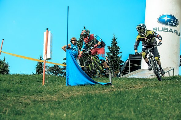 Die Schweizer Kandidaten für die Weltmeisterschaft (Keller & Waldburger) kämpfen Kopf an Kopf beim Dual Slalom Finale Die Schweizer Kandidaten für die Weltmeisterschaft (Keller & Waldburger) kämpfen Kopf an Kopf beim Dual Slalom Finale