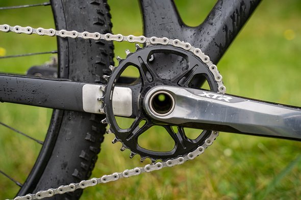 Sind Kette und Ritzel nicht zu alt, verliert Stiebjahn auch ohne Kettenführung und bei maximaler Belastung die Kette nach eigener Aussage nicht Sind Kette und Ritzel nicht zu alt, verliert Stiebjahn auch ohne Kettenführung und bei maximaler Belastung die Kette nach eigener Aussage nicht