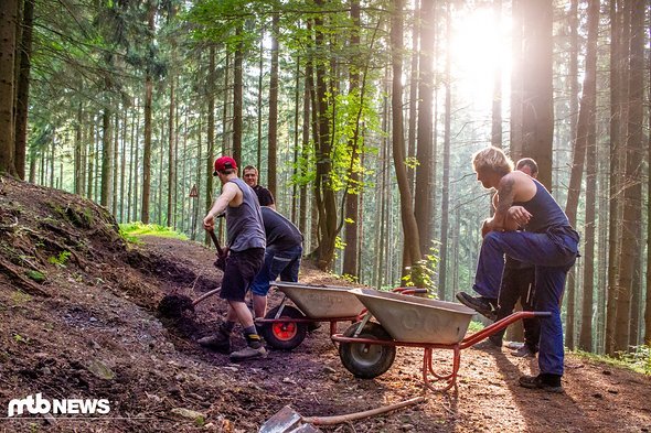 Im Gegensatz zu den anderen Stopps des iXS Downhill Cups haben es sich die lokalen Streckenbauer in Ilmenau zum Ziel gesetzt, jedes Jahr eine zu großen Teilen überarbeitete Strecke auf die Beine zu stellen … Im Gegensatz zu den anderen Stopps des iXS Downhill Cups haben es sich die lokalen Streckenbauer in Ilmenau zum Ziel gesetzt, jedes Jahr eine zu großen Teilen überarbeitete Strecke auf die Beine zu stellen …