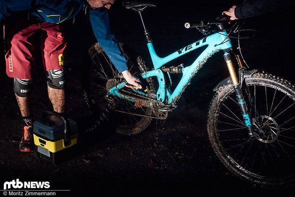 Um den Matsch auch sinnvoll aus allen Ecken zu bekommen, empfiehlt es sich, die Flachstrahldüse recht nah am Bike anzusetzen Um den Matsch auch sinnvoll aus allen Ecken zu bekommen, empfiehlt es sich, die Flachstrahldüse recht nah am Bike anzusetzen