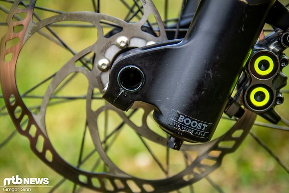 Wie die meisten neuen Downhill-Federgabel setzt auch die Fox 49 auf das neue Boost-Maß Wie die meisten neuen Downhill-Federgabel setzt auch die Fox 49 auf das neue Boost-Maß