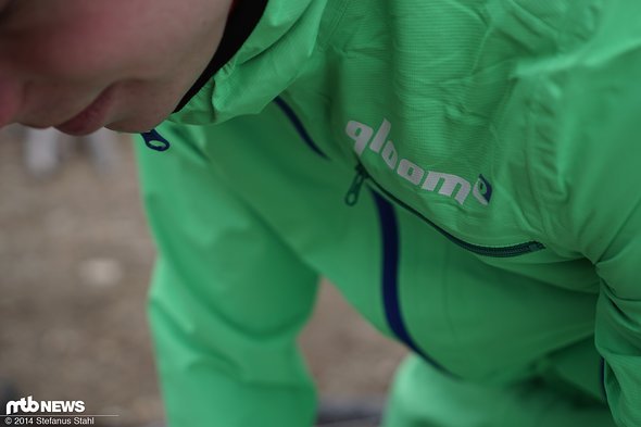 Da wäre die Qloom Arrica Regenjacke, die den Spagat zwischen Regenschutz, Winddichtigkeit und Atmungsaktivität schaffen will Da wäre die Qloom Arrica Regenjacke, die den Spagat zwischen Regenschutz, Winddichtigkeit und Atmungsaktivität schaffen will
