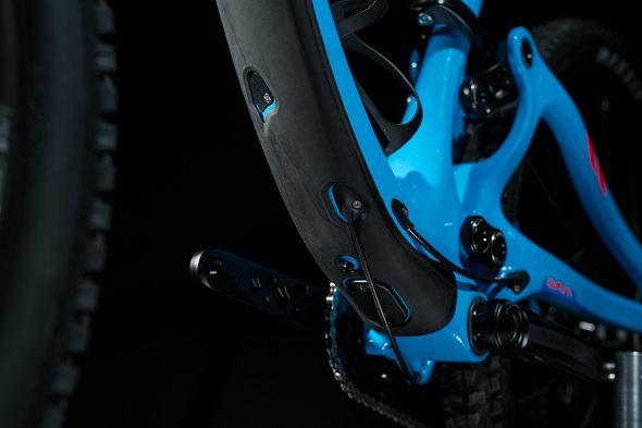 Schutz gegen Steine und ein Fach um optional eine Di2 Batterie unterzubringen Schutz gegen Steine und ein Fach um optional eine Di2 Batterie unterzubringen