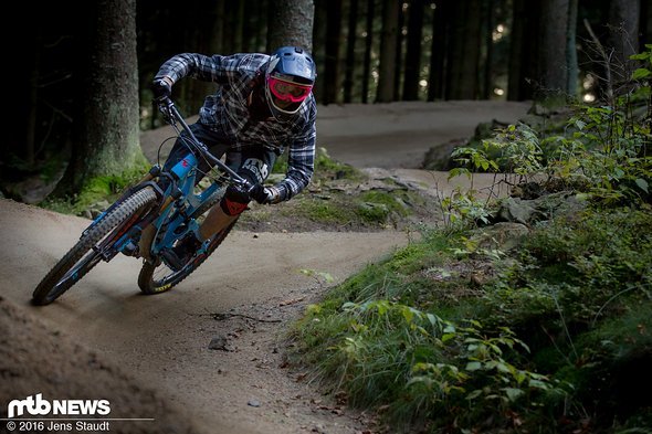 In Anliegern und Bikepark-Kurven profitiert man auf dem Pivot von der guten Balance In Anliegern und Bikepark-Kurven profitiert man auf dem Pivot von der guten Balance