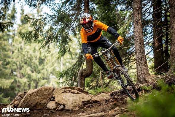 Das YT Tues 29 ist dank Luftfahrwerk und Carbon-Laufrädern nur wenig schwerer als das neue Scott Gambler Tuned Das YT Tues 29 ist dank Luftfahrwerk und Carbon-Laufrädern nur wenig schwerer als das neue Scott Gambler Tuned