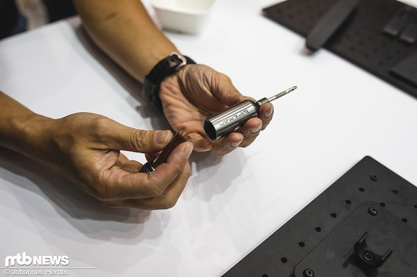 Mit Hilfe der Plugs werden die Löcher gestopft Mit Hilfe der Plugs werden die Löcher gestopft