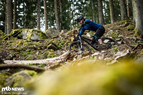 Vor allem die ausbalancierte, mittige Position auf dem Enduro-Bike sorgt für einen hohen Wohlfühl-Faktor. Vor allem die ausbalancierte, mittige Position auf dem Enduro-Bike sorgt für einen hohen Wohlfühl-Faktor.