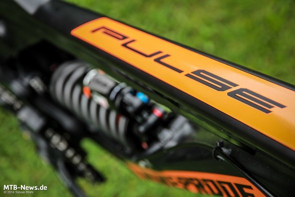 Der Rahmen des Downhillers "Pulse" hat für die neue Saison einige kleine Veränderungen spendiert bekommen. Der Rahmen des Downhillers "Pulse" hat für die neue Saison einige kleine Veränderungen spendiert bekommen.