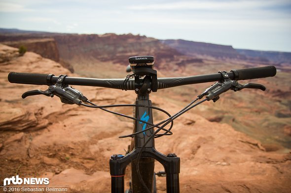 ...der Lenker kann aber auch komplett frei von zusätzlichen Geräten bleiben, wodurch das Cockpit genauso clean ist wie bei einem klassischen Mountainbike ...der Lenker kann aber auch komplett frei von zusätzlichen Geräten bleiben, wodurch das Cockpit genauso clean ist wie bei einem klassischen Mountainbike