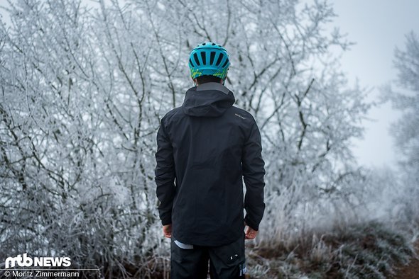 Wie für eine Mountainbike-spezifische Jacke üblich ist die Gore One hinten länger geschnitten als vorne Wie für eine Mountainbike-spezifische Jacke üblich ist die Gore One hinten länger geschnitten als vorne