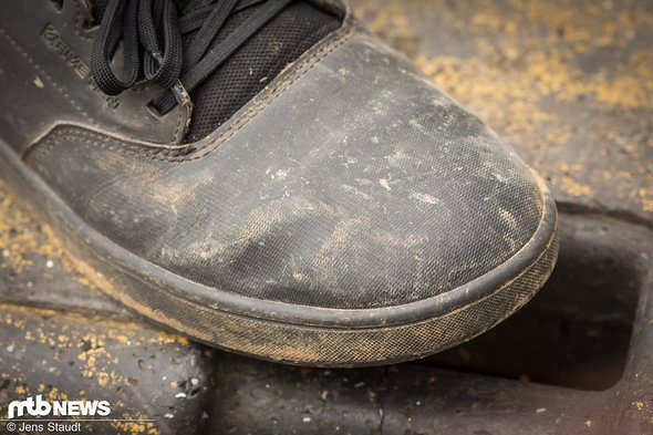 Wasser- und Dreck-unempfindlich soll das Obermaterial im Vorderfußbereich sein – einzig die Zunge ist nicht wasserabweisend. Wasser- und Dreck-unempfindlich soll das Obermaterial im Vorderfußbereich sein – einzig die Zunge ist nicht wasserabweisend.