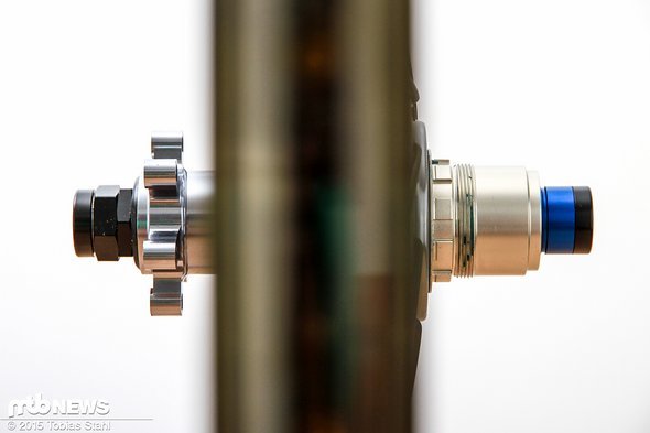 Wie dieses Bild zeigt ist die Einspeichung jedoch nicht perfekt symmetisch Wie dieses Bild zeigt ist die Einspeichung jedoch nicht perfekt symmetisch