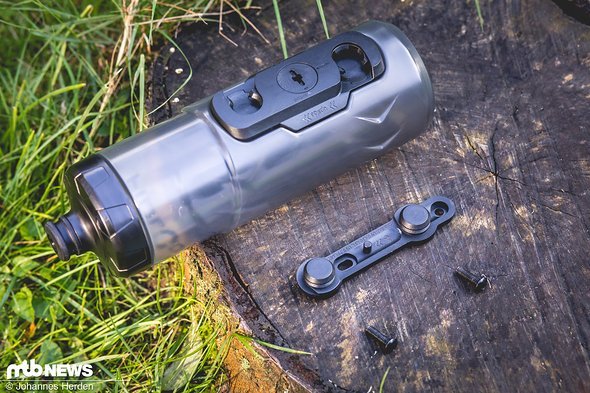 Das Fidlock-System besteht aus der Magnethalterung, zwei Schrauben und der Flasche Das Fidlock-System besteht aus der Magnethalterung, zwei Schrauben und der Flasche