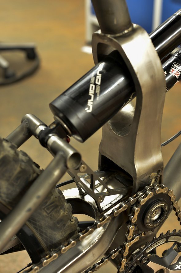 Die beiden Ritzel des Primär- und Sekundärantriebs laufen auf einem Acros Singlespeed-Freilauf um Die beiden Ritzel des Primär- und Sekundärantriebs laufen auf einem Acros Singlespeed-Freilauf um