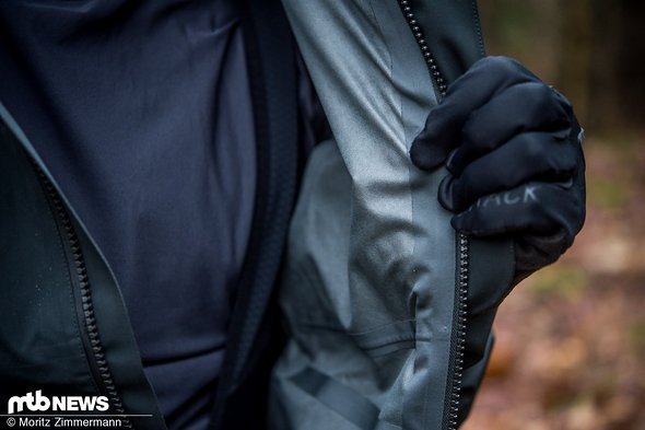 Das Material der Protective P-Rain Carve fasst sich sehr angenehm an und hat nichts mit dem Plastik-Feeling einiger Regenjacken gemein. Das Material der Protective P-Rain Carve fasst sich sehr angenehm an und hat nichts mit dem Plastik-Feeling einiger Regenjacken gemein.
