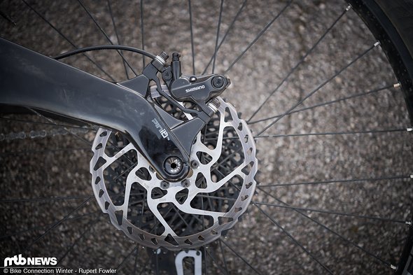 Die Optik des weit hochgezogenen Hinterbaus polarisiert und erinnert an Klassiker wie das Mountain Cycles San Andreas. Die Optik des weit hochgezogenen Hinterbaus polarisiert und erinnert an Klassiker wie das Mountain Cycles San Andreas.