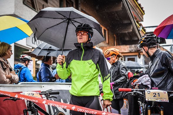 Der Regen setzt passend zum Start leicht ein, doch echte Mountainbiker schreckt das wenig Der Regen setzt passend zum Start leicht ein, doch echte Mountainbiker schreckt das wenig