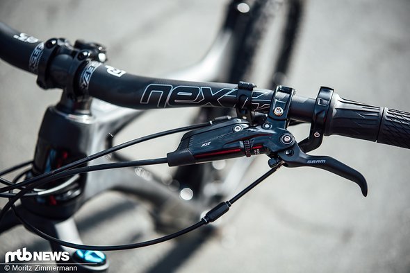 Ein 800 mm breiter Race Face Next R-Carbonlenker, ein kurzer Vorbau und bissige SRAM Code RSC-Bremsen weisen bereits auf die Fähigkeiten des Unplugged in der Abfahrt hin. Ein 800 mm breiter Race Face Next R-Carbonlenker, ein kurzer Vorbau und bissige SRAM Code RSC-Bremsen weisen bereits auf die Fähigkeiten des Unplugged in der Abfahrt hin.