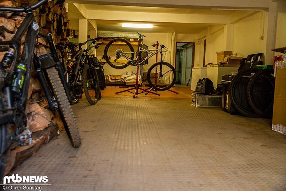In der Hotelgarage war ausreichend Platz, um an den Rädern zu schrauben und das ganze Material unterzubringen. In der Hotelgarage war ausreichend Platz, um an den Rädern zu schrauben und das ganze Material unterzubringen.