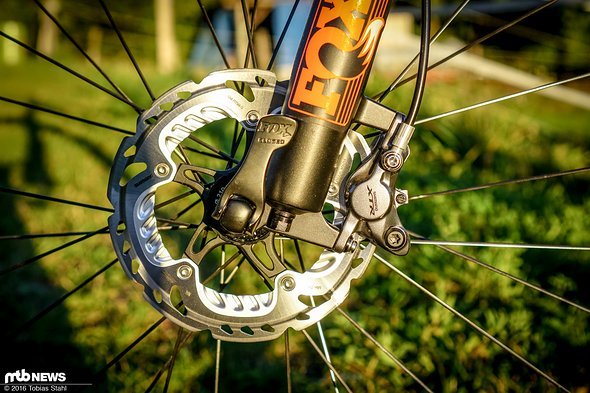 Um die Bremskraft und Standfestigkeit der Shimano XTR Race zu erproben, haben wir sie neben dem 160 mm Setup am Cross-Country-Bike... Um die Bremskraft und Standfestigkeit der Shimano XTR Race zu erproben, haben wir sie neben dem 160 mm Setup am Cross-Country-Bike...
