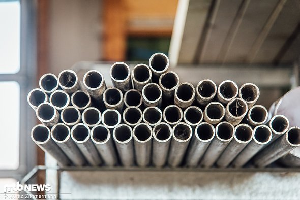 Hier warten unzählige Rohre aus Metall darauf, zu formschönen und federleichten Tune-Produkten gefräst, poliert, anodisiert und gelasert zu werden. Hier warten unzählige Rohre aus Metall darauf, zu formschönen und federleichten Tune-Produkten gefräst, poliert, anodisiert und gelasert zu werden.