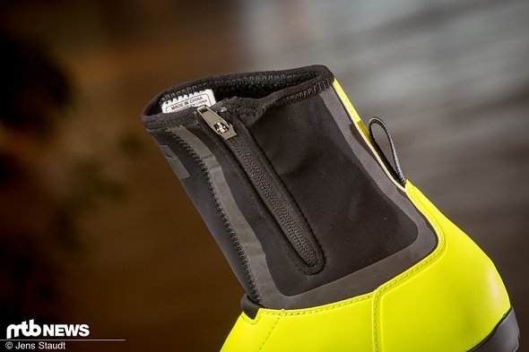 Dank Klettverschluss sollte der Schuh leicht anzuziehen sein, der Boa-Verschluss ermöglicht das schnelle Verzurren am Fuß. Dank Klettverschluss sollte der Schuh leicht anzuziehen sein, der Boa-Verschluss ermöglicht das schnelle Verzurren am Fuß.