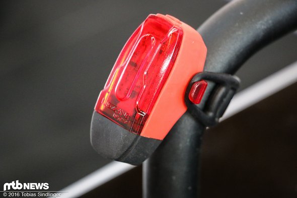 Klein aber fein! Ein leichtes, handliches Rücklicht, das den Biker in der Dämmerung sicher nach Hause bringen soll. Klein aber fein! Ein leichtes, handliches Rücklicht, das den Biker in der Dämmerung sicher nach Hause bringen soll.