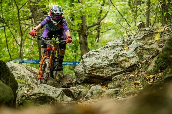 Mit einer Fahrtzeit von rund 18 min und fast 10 km ist die erste Stage eine der längsten Stages, die wir je in einem EWS-Rennen hatten Mit einer Fahrtzeit von rund 18 min und fast 10 km ist die erste Stage eine der längsten Stages, die wir je in einem EWS-Rennen hatten
